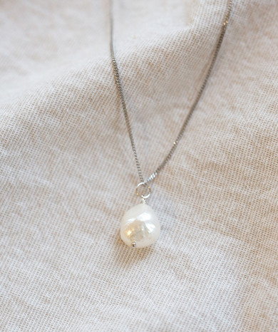 Perlenkette mit ungleichmäßiger Süßwasserperle